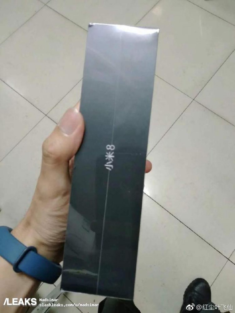 Упаковка Xiaomi Mi 8 с характеристиками на фото