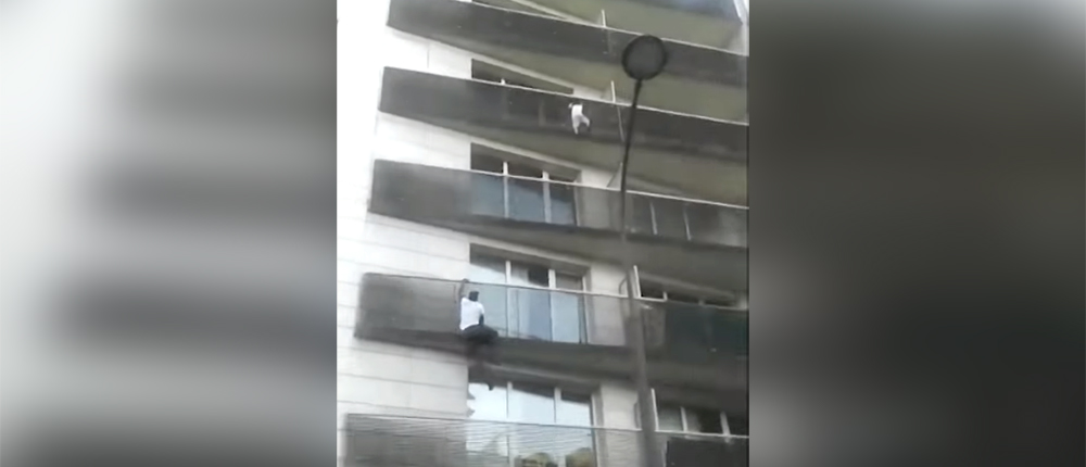 Сын заядлого игромана чуть не выпал с балкона. Но его спас «человек-паук» (видео)