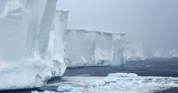 Один из наибольших айсбергов Антарктиды тает на пути к экватору