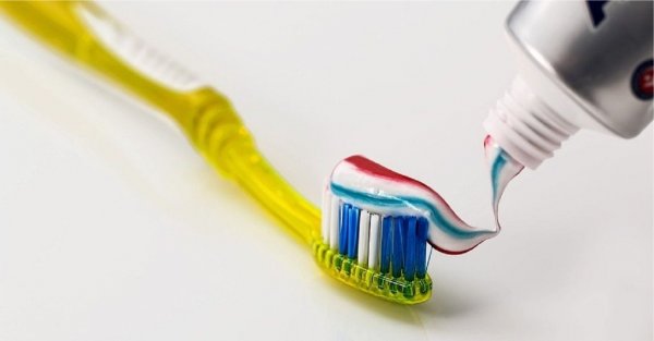 Дерматологи: Зубная паста не избавит от прыщей