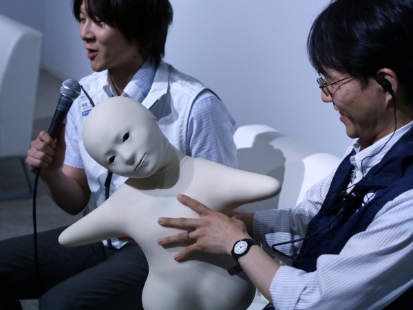 Старшее поколение Японии оказалось в руках роботов