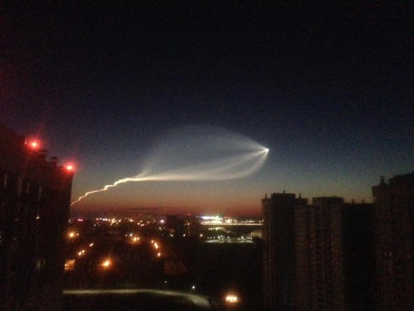 НЛО, метеорит, ракета? Россиян напугал странный след в небе