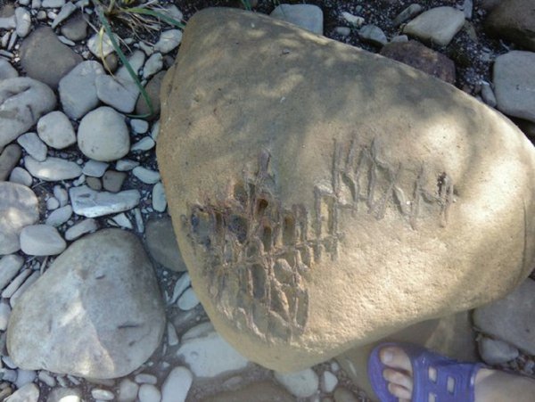 В Краснодарском крае обнаружили загадочный камень с иероглифами