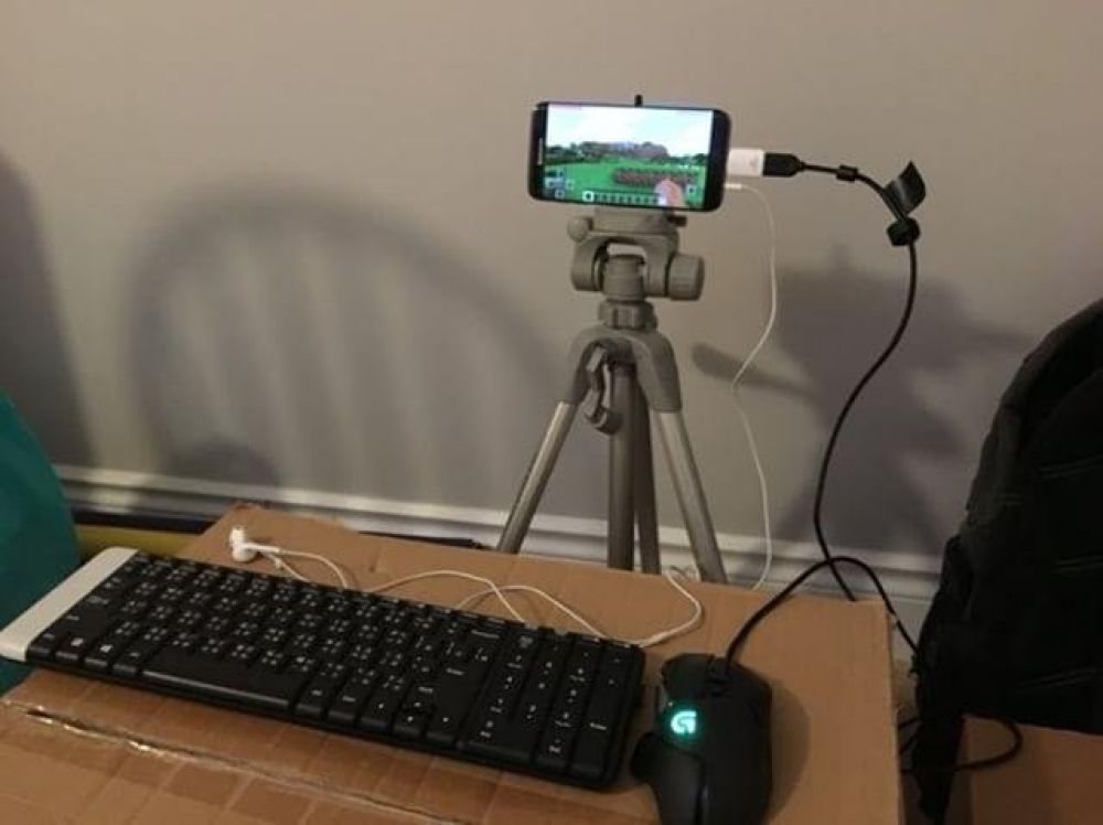 Геймер сделал из своего смартфона компьютер и играет на нем в Minecraft