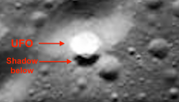 Уфолог увидел над поверхностью Луны таинственный движущийся диск