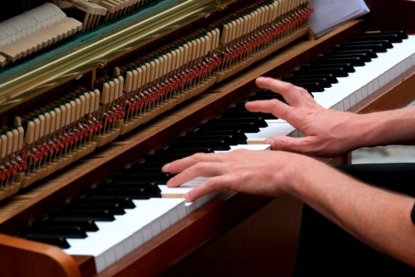 Ученые: Игра на фортепиано развивает языковые способности у детей