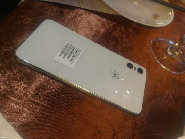 В Сети появились новые фото смартфона Motorola One в белом цвете