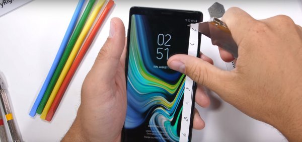 «Показал себя достойно»: Блогер проверил на прочность Samsung Galaxy Note 9 и стилус S Pen