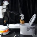 На саммите в Японии инженеры заставили робота драить унитазы
