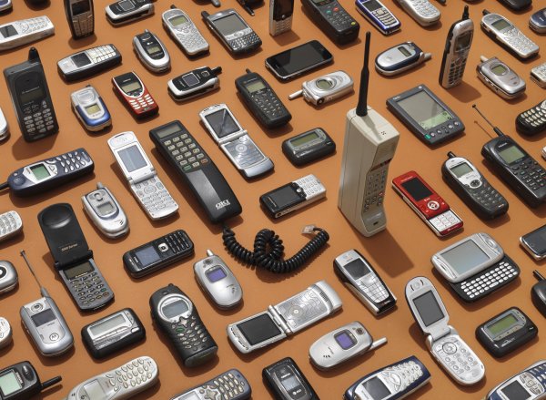 Эксперты назвали год, в котором исчезнут кнопочные телефоны