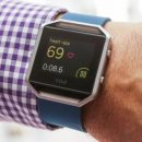 Американский производитель электроники выпустит новые «умные» часы Versa Lite