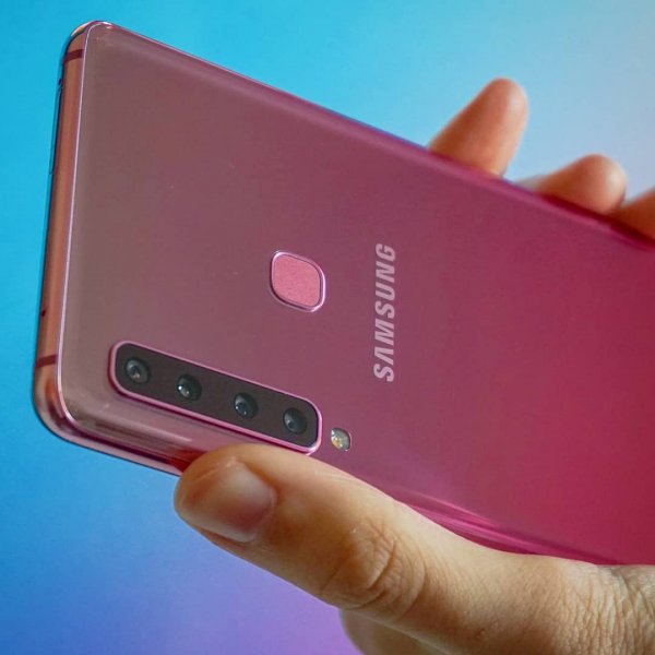 Samsung анонсировала смартфон Galaxy A9 с четырьмя камерами