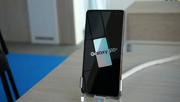 Apple опять проигрывает: Заменить экран Galaxy S10 дешевле ремонта IPhone XS