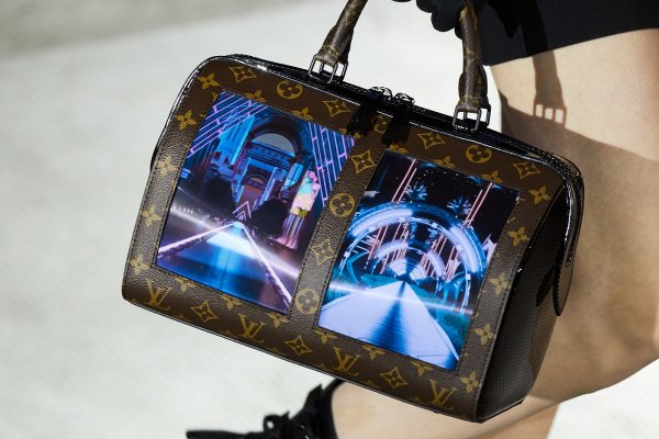 Мода на киберпанк: Louis Vuitton представила сумки с гибкими дисплеями