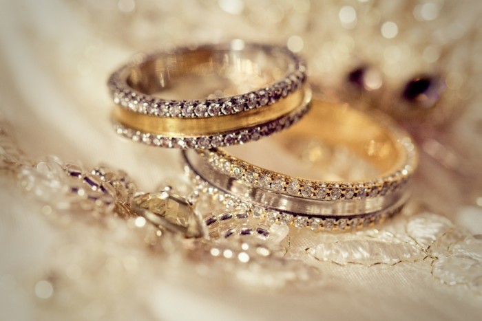 Как выбрать золотое обручальное кольцо