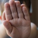 Ученые выяснили, что означает короткий указательный палец у детей