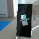 Apple опять проигрывает: Заменить экран Galaxy S10 дешевле ремонта IPhone XS